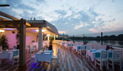 Water Side Resort and SPA restorāna terase