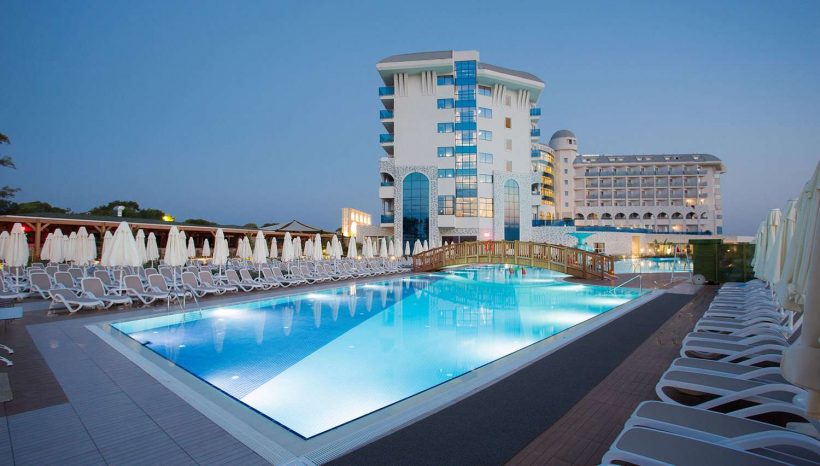 Water Side Resort and SPA viesnīca vakars